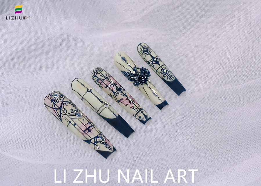 手繪花窗美甲，南寧美甲設(shè)計(jì)作品賞析