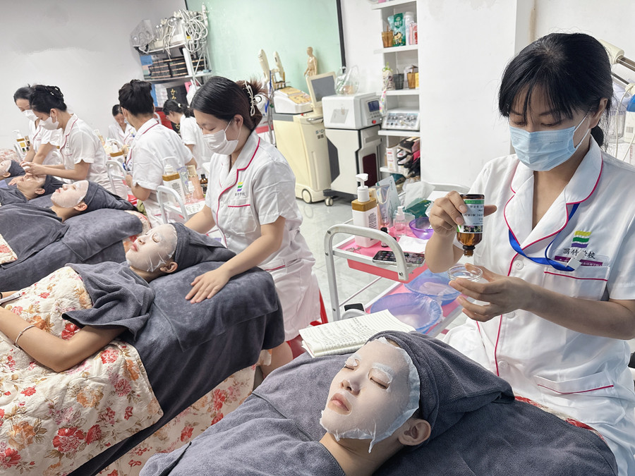 初秋面部補(bǔ)水護(hù)理，廣西皮膚管理操作講解