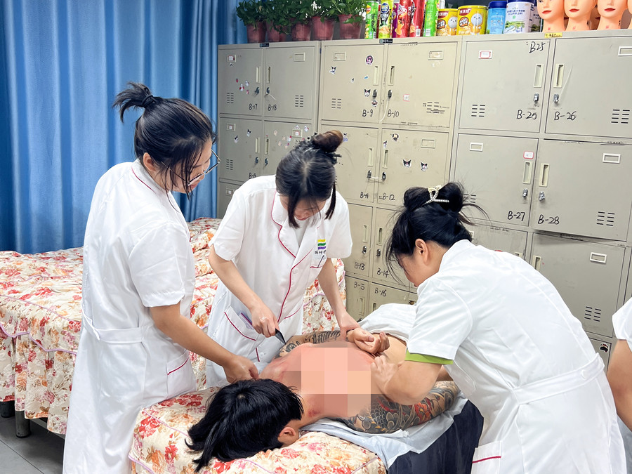 背部刮（sha）痧練習(xí)課堂，南寧健康管理美容