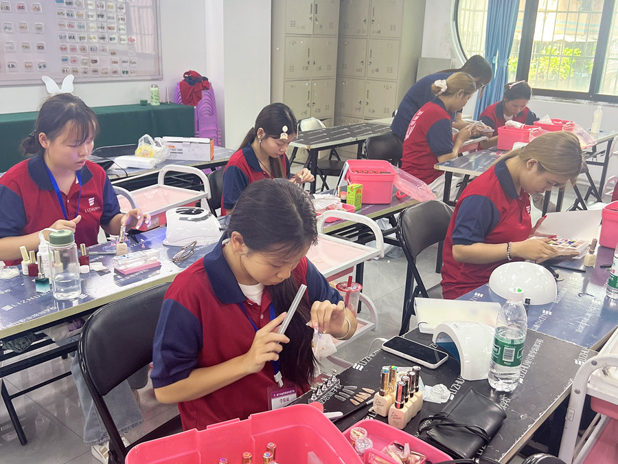 新手打磨甲片的技巧，南寧美甲訓(xùn)練