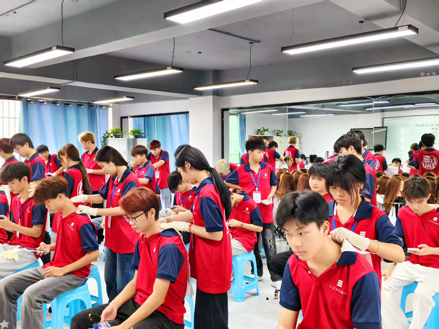 美發(fā)洗護(hù)精油按摩肩頸的好處，廣西洗護(hù)專(zhuān)業(yè)學(xué)校講解