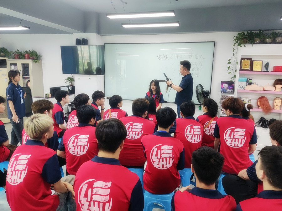 通用燙發(fā)后打理技巧，廣西燙染專業(yè)學(xué)校分享