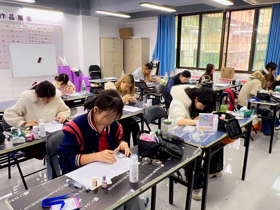 學(xué)美甲零基礎(chǔ)，南寧美甲美睫學(xué)校