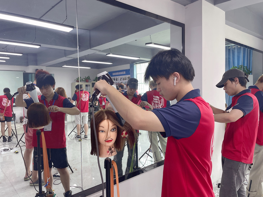 洗完頭應不應該包頭發(fā)？廣西美發(fā)教學