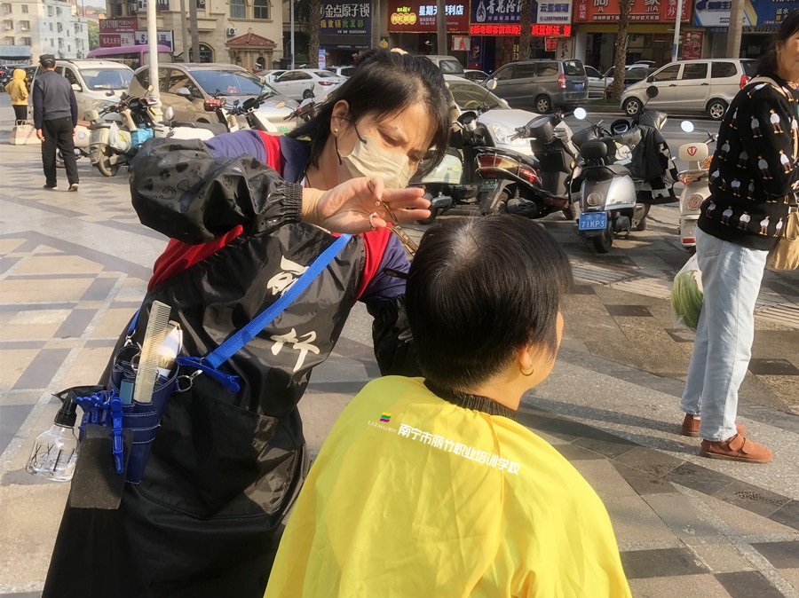 南寧剪發(fā)培訓：新手如何挑選美發(fā)剪刀？