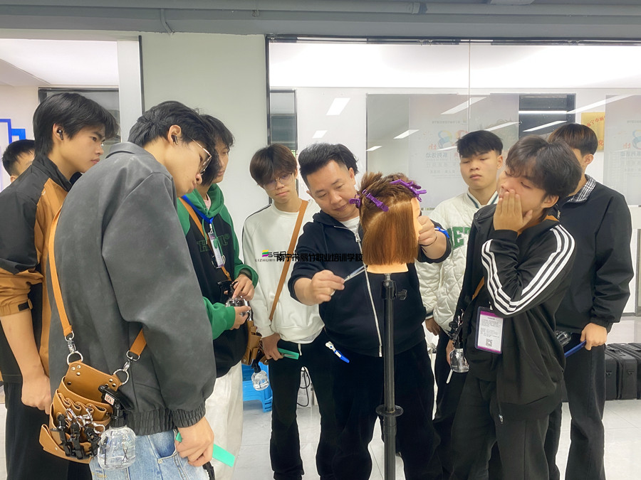 圓形層次修剪，廣西剪發(fā)技術(shù)學(xué)校