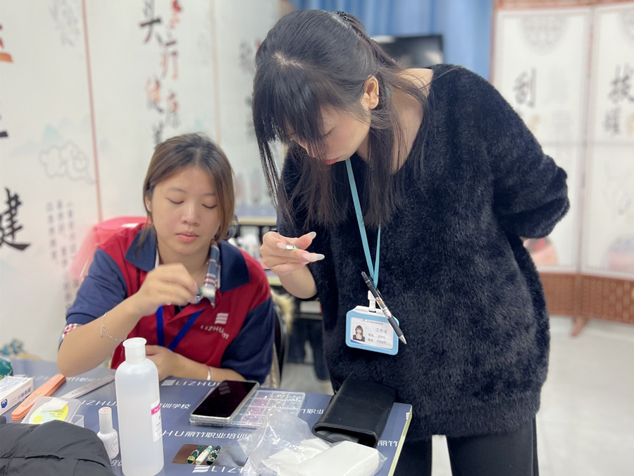 輕奢綠色貓眼美甲，南寧專業(yè)美甲學(xué)校學(xué)員作品