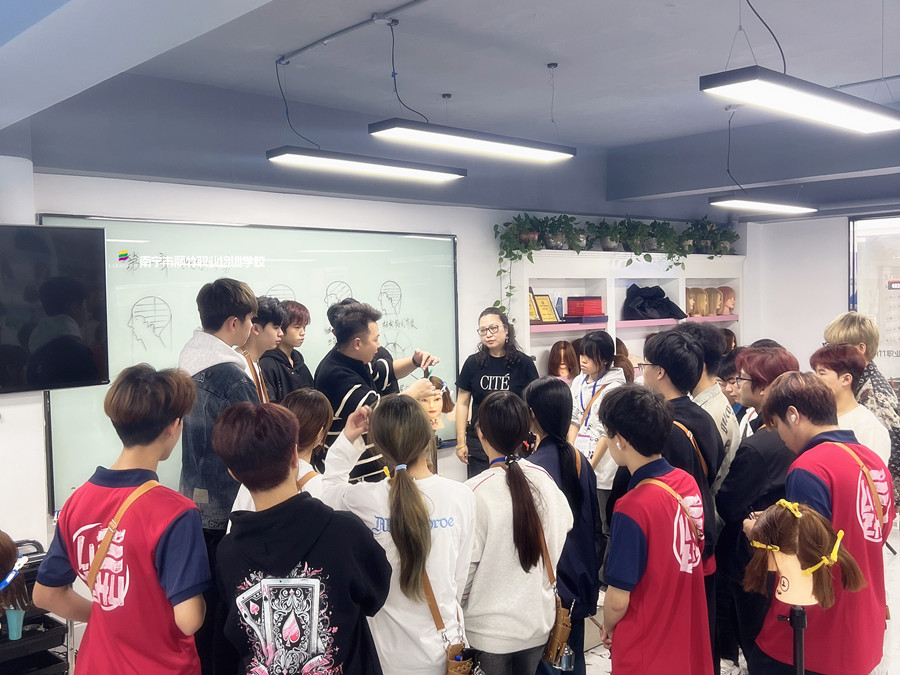 新手學(xué)女士精剪的誤區(qū)，南寧學(xué)發(fā)型