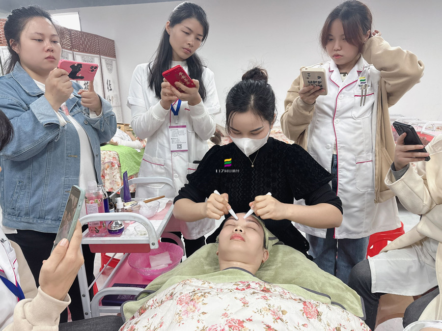 額頭撥筋的注意事項，廣西美容護(hù)膚課件講解