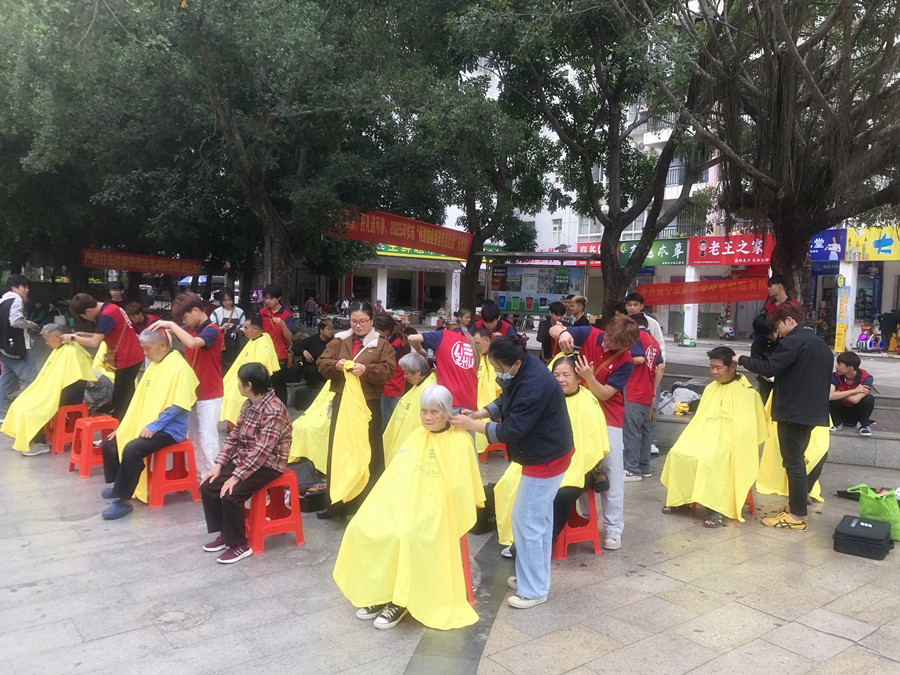 南寧美發(fā)學(xué)校外出實踐活動，檢驗學(xué)員技術(shù)能力