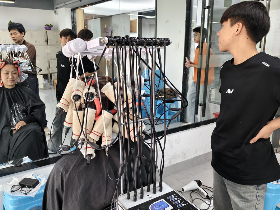 專業(yè)燙發(fā)的前后對(duì)比，南寧美發(fā)燙染實(shí)訓(xùn)課堂