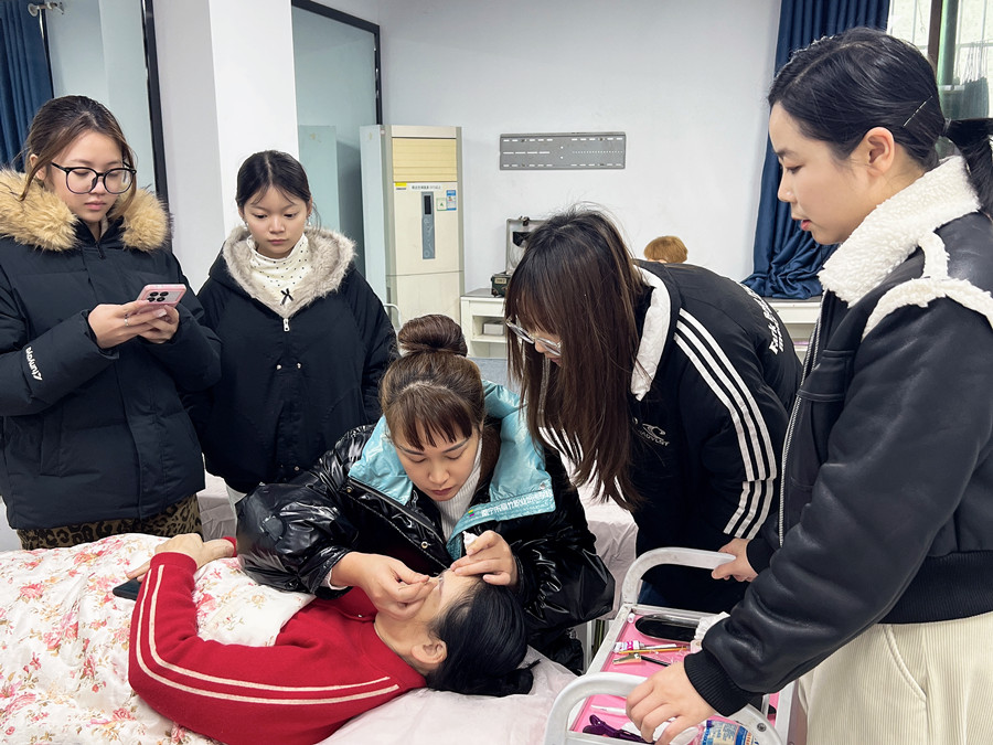 在南寧學(xué)紋繡，解鎖美業(yè)新技能