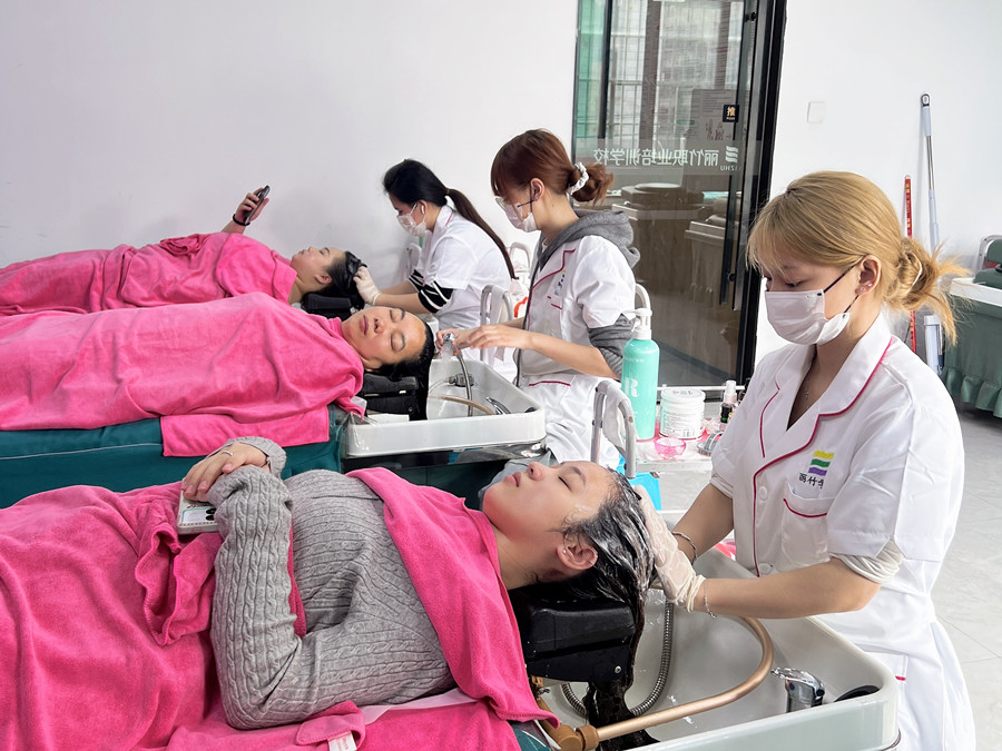 南寧頭療專業(yè)學(xué)校：新手頭療入門(mén)真人實(shí)操練習(xí)