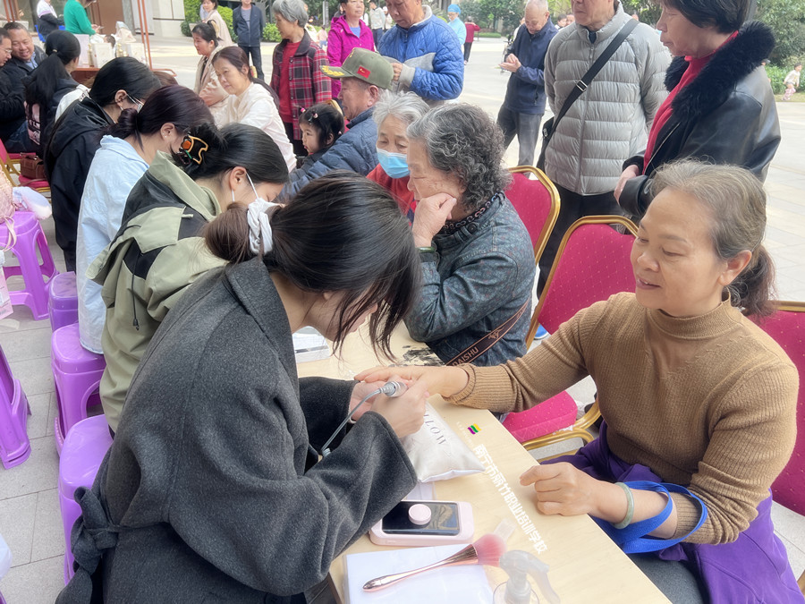 南寧美甲學校公益活動，一場有意義的外出教學