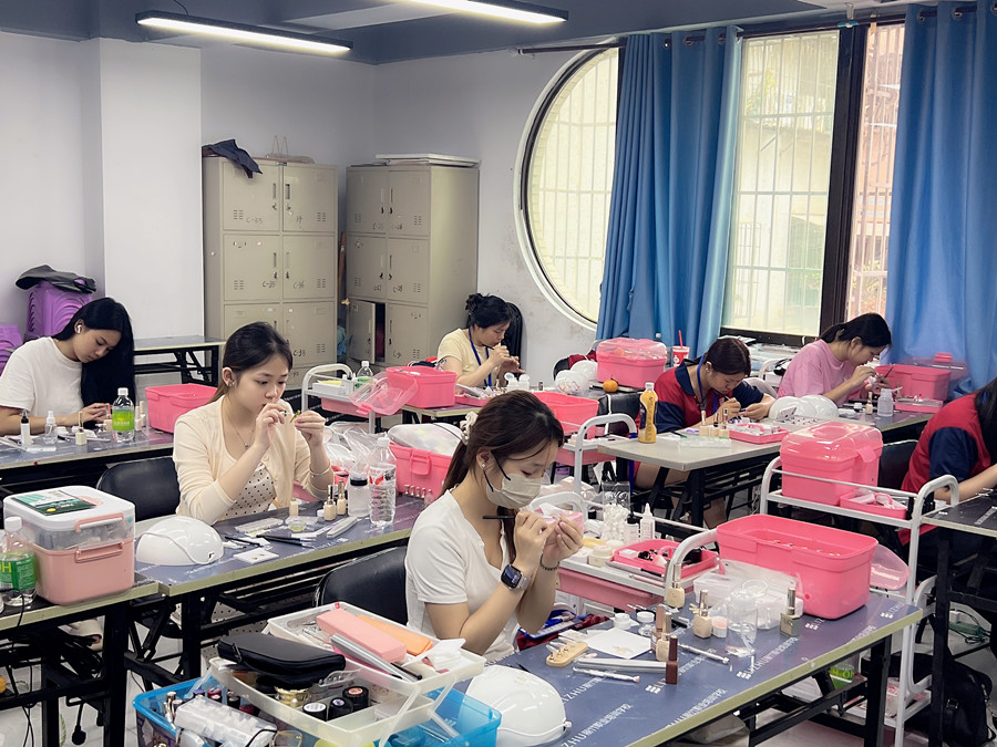 零基礎(chǔ)學(xué)美甲，從手忙腳亂到從容下筆